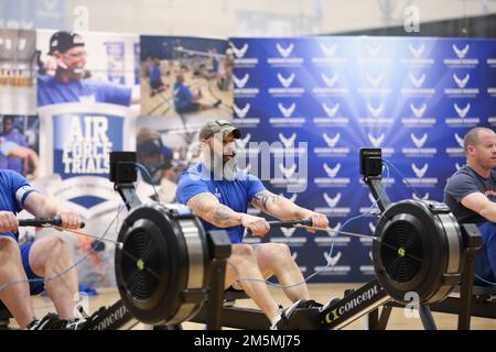 Während der Air Force Trials auf der Joint Base San Antonio-Randolph, Texas, nahmen Krieger am Ruderwettbewerb Teil. Athleten haben um einen Platz im Air Force Team gekämpft, das im August bei den Warrior Games des Verteidigungsministeriums 2022 antreten wird. Stockfoto