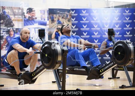 Während der Air Force Trials auf der Joint Base San Antonio-Randolph, Texas, nahmen Krieger am Ruderwettbewerb Teil. Athleten haben um einen Platz im Air Force Team gekämpft, das im August bei den Warrior Games des Verteidigungsministeriums 2022 antreten wird. Stockfoto