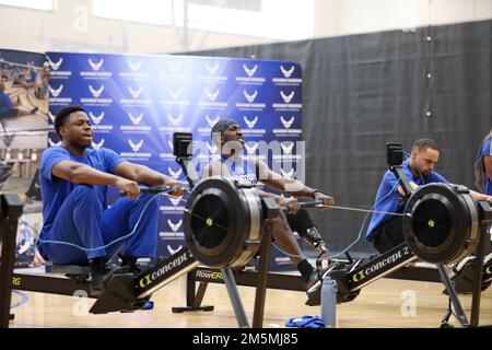 Während der Air Force Trials auf der Joint Base San Antonio-Randolph, Texas, nahmen Krieger am Ruderwettbewerb Teil. Athleten haben um einen Platz im Air Force Team gekämpft, das im August bei den Warrior Games des Verteidigungsministeriums 2022 antreten wird. Stockfoto