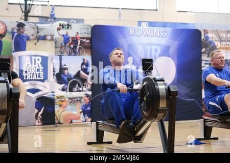 Während der Air Force Trials auf der Joint Base San Antonio-Randolph, Texas, nahmen Krieger am Ruderwettbewerb Teil. Athleten haben um einen Platz im Air Force Team gekämpft, das im August bei den Warrior Games des Verteidigungsministeriums 2022 antreten wird. Stockfoto