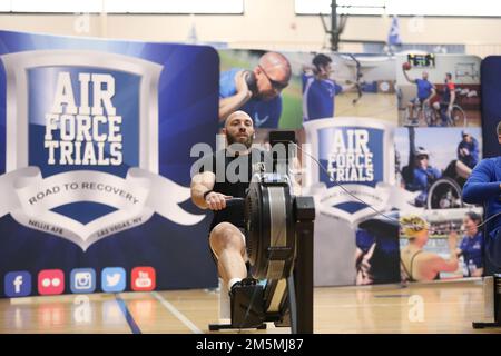 Während der Air Force Trials auf der Joint Base San Antonio-Randolph, Texas, nahmen Krieger am Ruderwettbewerb Teil. Athleten haben um einen Platz im Air Force Team gekämpft, das im August bei den Warrior Games des Verteidigungsministeriums 2022 antreten wird. Stockfoto