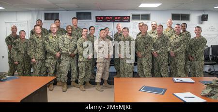 CAMP LEMONNIER, Dschibuti (26. März 2022) Senioren und ein Marine im Camp Lemonnier, Djibouti (CLDJ) absolvieren den Kurs Command-Navy Leader Development Facilitator (C-NLDF) und können damit Ausbilder für das flottenweite Programm Enlisted Leader Development (ELD) werden, das von CLDJ Leadership unterstützt und gefördert wird. CLDJ dient als Expeditionsbasis für US-Streitkräfte, die Schiffe, Flugzeuge und Personal unterstützen, die die Sicherheit in ganz Europa, Afrika und Südwestasien gewährleisten. Der Stützpunkt ermöglicht See- und Kampfeinsätze am Horn von Afrika, während f Stockfoto