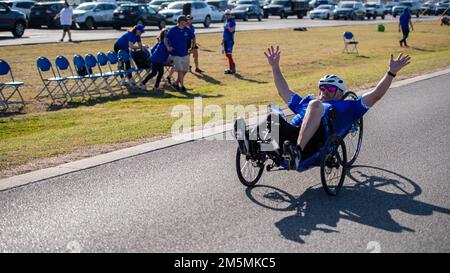 USA Air Force Ret. Senior Master Sgt. Jonathan Harrison, ein Air Force Wunded Warrior Athlet, feiert am 26. März 2022 bei einem Radrennen auf der Joint Base San Antonio-Randolph. Die Tests sind eine adaptive Sportveranstaltung, die das geistige und körperliche Wohlbefinden von schwer erkrankten oder verletzten Militärmitgliedern und Veteranen fördern soll. Stockfoto