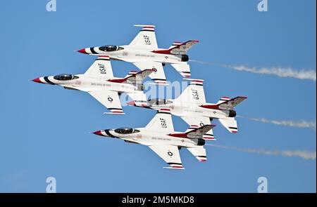 Die USA Air Force Air Demonstration Squadron, die Thunderbirds, führen am 26. März 2022 am Columbus Air Force Base, Miss, ein Luftmanöver in der Diamantenformation auf der 2022 Wings Over Columbus Airshow durch. Das Geschwader führt jährlich etwa 75 Demonstrationen durch und hat nie eine Demonstration aufgrund von Wartungsproblemen abgesagt. Mehr als 300 Millionen Menschen in allen 50 Staaten und 58 Ländern haben die roten, weißen und blauen Düsen in mehr als 4.000 Luftdemonstrationen gesehen. Stockfoto