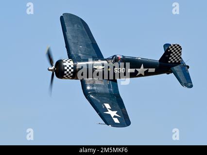 Ein Vought F4U Corsair fliegt am 26. März 2022 auf der 2022 Wings Over Columbus Airshow am Columbus Air Force Base, Miss. Der Corsair ist ein tiefer, umgedrehter Gullwing-Jäger mit einem Schwanz und einem Motor: Pratt & Whitney R-2800 V-18 Double Wasp von 2250 ps, mit einem breiten Propeller zur Maximierung der Leistungsausbeute. Stockfoto