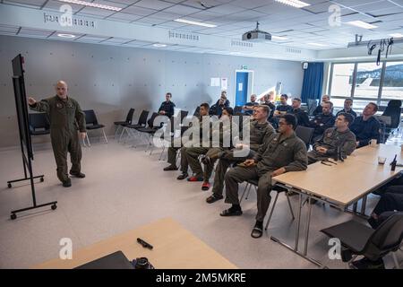 USA Marinekorps Gunnery Sgt. Shawn Litchfield unterrichtet Marines und Norweger während der Übung Cold Response 2022, Bardufoss, Norwegen, 26. März 2022, eine Klasse über Feuerausbildung. Litchfield ist ein Expeditionsspezialist für die Brandbekämpfung und Rettung, der dem Untersetzungsgeschwader der Marine Wing 272, 2D Marine Aircraft Wing zugewiesen wurde. Übung Cold Response '22 ist eine alle zwei Jahre stattfindende norwegische Übung zur nationalen Bereitschaft und Verteidigung, die in ganz Norwegen stattfindet, unter Beteiligung jedes seiner Militärdienste sowie von 26 weiteren alliierten NATO-Nationen und regionalen Partnern. Stockfoto