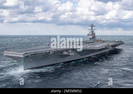 USS Gerald R. Ford (CVN 78) Transits the Atlantic Ocean, 26. März 2022. Ford führt im Atlantik im Rahmen der auf das Schiff zugeschnittenen Grundphase vor dem Einsatz die Zertifizierung des Cockpits und die Qualifikation von Luftfahrtunternehmen durch. Stockfoto