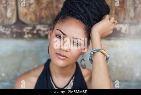 Selbstvertrauen ist schön. Porträt einer attraktiven jungen Frau, die sich draußen posiert. Stockfoto