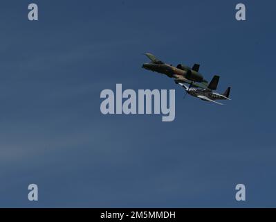 Die A-10C Thunderbolt II und die P-51 Mustang führen den USAF Heritage Flight auf der Wings Over Columbus Airshow, 26. März 2022, auf dem Columbus Air Force Base, Miss. Das Team besteht derzeit aus 10 zivilen Piloten, die qualifiziert sind, alte Warbirds in Formation mit modernen Air Force Demonstrationsteams auf einem Schiff zu fliegen. Stockfoto