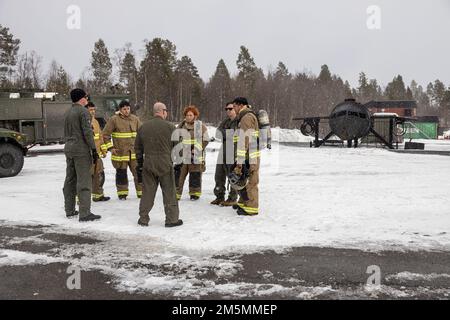 USA Marines nehmen an einer Gruppendiskussion im Rahmen einer Feuerschulung während der Übung Cold Response 2022, Bardufoss, Norwegen, am 26. März 2022 Teil. Die Marines sind Feuerwehr- und Rettungsexperten, die der Unterstanzungseinheit 272, 2. Marine Aircraft Wing zugewiesen sind. Übung Cold Response '22 ist eine alle zwei Jahre stattfindende norwegische Übung zur nationalen Bereitschaft und Verteidigung, die in ganz Norwegen stattfindet, unter Beteiligung jedes seiner Militärdienste sowie von 26 weiteren alliierten NATO-Nationen und regionalen Partnern. Stockfoto