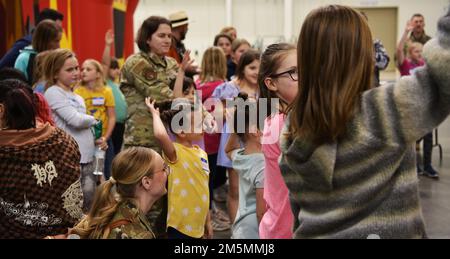 Mädchen aus den umliegenden Gemeinden erheben ihre Hand für Fragen während der Frage-und-Antwort-Sitzung auf der 305. Air Mobility Wing’s Women’s History Month Veranstaltung am 26. März 2022 in der Joint Base McGuire-Dix-Lakehurst, N.J. An der Veranstaltung nahmen alle Mädchen im Schulalter Teil und stellten Frauen aus dem Militär und der Luftwaffenmission vor. Die enthaltenen Flugsimulatoren und statischen Anzeigen des KC-10 Extender, KC-46 Pegasus und C-17 Globemaster III Stockfoto