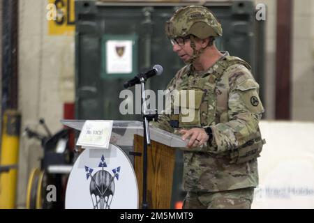 LT. Colonel Vincent M. Garcia, Kaplan des 3. Expeditionary Sustainment Command, ruft zu einem taktischen Restaurant im Camp Arifjan, Kuwait, 26. März 2022. Brigg. General Lance G. Curtis, kommandierender General, 3. ESC, richtete die Veranstaltung aus, um die Bräuche und Traditionen des US-Militärs aufrechtzuerhalten, Kameradschaft und Korps zu fördern und die Leistungen der Einheit während ihres Einsatzes zur Unterstützung des 1. Theater Sustainment Command anzuerkennen. Stockfoto