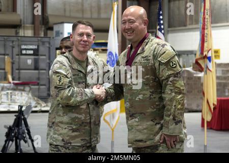 Brigg. General Lance G. Curtis, kommandierender General, 3. Expeditionary Sustainment Command, schüttelt Lieutenant Colonel Robert D. Hales die Hand während eines taktischen Essens im Camp Arifjan, Kuwait, 26. März 2022. Curtis überreichte Hales den Orden für militärische medizinische Verdienste in Anerkennung seiner Beiträge für die USA Armeespezialisten. Stockfoto