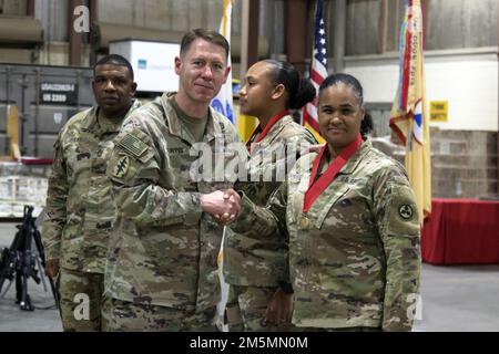 Brigg. General Lance G. Curtis, kommandierender General, 3. Expeditionary Sustainment Command, schüttelt Sergeant 1. Class Ana M. Zapata die Hand während eines taktischen Essens im Camp Arifjan, Kuwait, 26. März 2022. Curtis überreichte den Ordnance Order von Samuel Sharpe an Zapata in Anerkennung ihrer Beiträge für die USA Armeekorps. Stockfoto