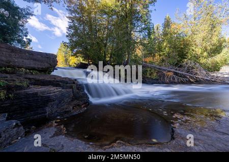 Ein schöner Blick auf die Lower Tahquamenon Falls an einem sonnigen Tag in Michigan, USA Stockfoto