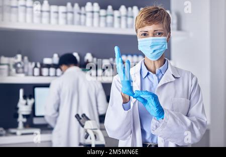 Covid, Porträt oder leitender Wissenschaftler in einem Labor, das an Biotechnologie für medizinische Innovationen arbeitet. Coronavirus, schwarze Frau oder Arzt in Stockfoto