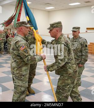 (Von links nach rechts) Kommandoleiter Shawn Phillips, Kommandosergeant Major der 55. Manöver Enhancement Brigade, hat die Brigadefarben von LT. Oberst Brad Pierson, ankommender Befehlshaber der 55. MEB, während der 55. MEB-Zeremonie zum Befehlswechsel in Fort Indiantown Gap, Pa, am 26. März 2022, erhalten. Pierson wurde von Major General Mark McCormack, Commander der 28. Infanteriedivision, an den Brigadefarben übergangen und der Anführung der Soldaten der 55. MEB angeklagt Stockfoto