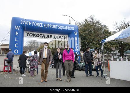 Oberst Julie Gaulin, rechts, Vizekommandeur 374. Airlift Wing, geht die McGuire Avenue entlang, mit Ikuo Kato, links, Bürgermeister von Fussa City, während des Sakura Spring Festivals am 26. März 2022, am Yokota Air Base, Japan. Das Sakura Festival ist eine bilaterale Veranstaltung, die darauf abzielt, die Beziehungen zwischen den USA und Japan zu stärken. Etwa 6.000 Mitglieder der Community außerhalb des Basisstandorts konnten während des Festivals gemeinsam mit Mitgliedern von Yokota die Ankunft des Frühlings feiern. Stockfoto