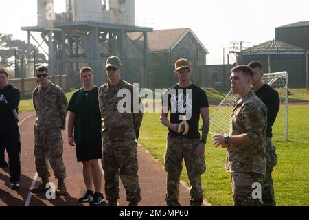 USA Air Force Staff Sergeant Austin Shoemaker, 100. Security Forces Squadron Host Agency Check Manager, spricht die Teilnehmer und Organisatoren des Bataan Memorial Ruck March am Royal Air Force Mildenhall, England, am 26. März 2022. Die Teilnehmer marschierten während der Veranstaltung über 26 Meilen. Stockfoto