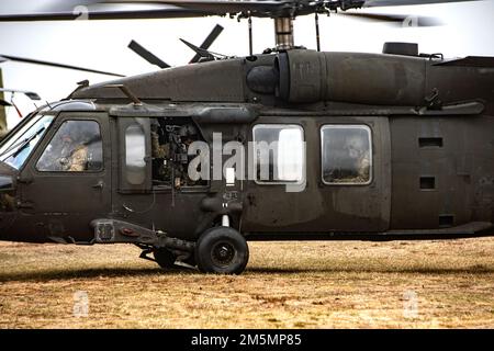 1-214. General Support Aviation Bataillon, 12. Combat Aviation Brigade führt im Rahmen einer einwöchigen Trainingsübung im Trainingsgebiet Nadarzyce, Polen, am 26. März 2022 eine individuelle und kollektive Qualifikation der Luftgewehrschützen durch. Das Training ermöglicht es den Flugbesatzungen, ihre Kenntnisse mit dem M240H-Maschinengewehr-Waffensystem zu verbessern und ihre Bereitschaft zu verbessern, Evakuierungsmaßnahmen für Opfer zu unterstützen. Die CAB von 12. ist unter anderem dem V Corps, dem amerikanischen Vorwärts-Einsatzkorps in Europa, zugewiesen, das mit NATO-Alliierten und regionalen Sicherheitspartnern zusammenarbeitet, um die Organisation zu unterstützen Stockfoto