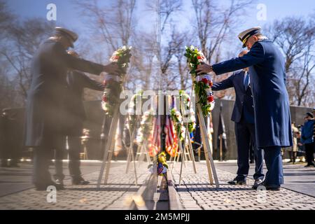 Admiral Karl Schultz, 26. Kommandant der Küstenwache, und Ron Reyes, Sohn von PFC. Ronald „Ronnie“ Reyes, USA Marine Corps, nehmen Sie an einer Kranzlegen-Zeremonie am National Vietnam war Veterans Day Teil, Vietnam Veterans Memorial, in Washington, D.C., 29. März, 2022. Am 30. März 1968 holte Reyes während der Schlacht einen schwer verwundeten Marine zurück, als er selbst tödlich verwundet wurde. Stockfoto