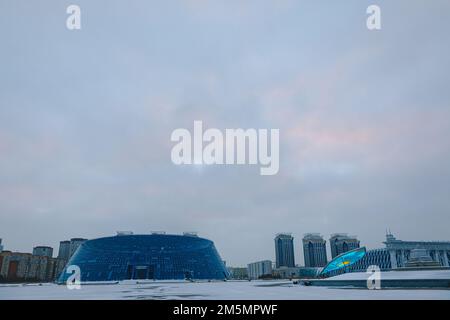 Moderne architektonische urbanistische Stadt Astana. Futuristische Gebäude, Pyramiden, Moschee der Nachtstadt, nur-Sultan, Astana, Kasachstan. Hochwertiges Foto Stockfoto