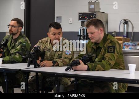 Mitglieder des norwegischen Heimvernet nahmen an der PMI-Schulung für das M4-Karabingewehr Teil, die Teil individueller Tabellen zur Waffenqualifikation war, die zu ihren Live-Feuerqualifikationstabellen in Camp Ripley am 27. März 2022 führten. Der 53.000 Hektar große Trainingsbereich bietet eine sichere, unterhaltsame und lehrreiche Umgebung für Angehörige der Minnesota National Guard und des Heimevernet, um Kultur und Trainingstechniken zu teilen. (Foto der Nationalgarde Minnesota von Sergeant Mahsima Alkamooneh) Stockfoto