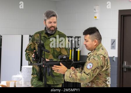 Mitglieder des norwegischen Heimvernet nahmen an der PMI-Schulung für das M4-Karabingewehr Teil, die Teil individueller Tabellen zur Waffenqualifikation war, die zu ihren Live-Feuerqualifikationstabellen in Camp Ripley am 27. März 2022 führten. Der 53.000 Hektar große Trainingsbereich bietet eine sichere, unterhaltsame und lehrreiche Umgebung für Angehörige der Minnesota National Guard und des Heimevernet, um Kultur und Trainingstechniken zu teilen. (Foto der Nationalgarde Minnesota von Sergeant Mahsima Alkamooneh) Stockfoto