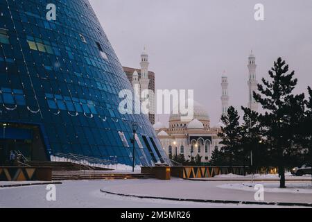 Moderne architektonische urbanistische Stadt Astana. Futuristische Gebäude, Pyramiden, Moschee der Nachtstadt, nur-Sultan, Astana, Kasachstan. Hochwertiges Foto Stockfoto