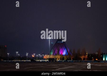 Moderne architektonische urbanistische Stadt Astana. Futuristische Gebäude, Pyramiden der Nachtstadt, nur-Sultan, Astana, Kasachstan. Hochwertiges Foto Stockfoto