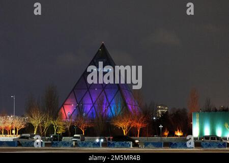 Moderne architektonische urbanistische Stadt Astana. Futuristische Gebäude, Pyramiden der Nachtstadt, nur-Sultan, Astana, Kasachstan. Hochwertiges Foto Stockfoto