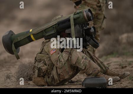 Soldaten der Charlie Company bereiten das erste Javelin Missile zum Abschuss vor. In einem historischen Moment des Trainings für die Nationalgarde der Idaho-Armee, Soldaten der Charlie Company, 2-116. Combined Arms Bataillon, 116. Cavalry Brigade Combat Team, Feuerte am Sonntag die tragbare Panzerabwehrrakete FGM - Javelin, während sie eine Reihe von Feldtrainingsübungen auf den Orchard Combat Training Center Ranges durchführte, die für die Woche geplant sind. Stockfoto