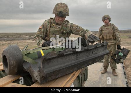 Staff Matthew Haney der Nationalgarde von Idaho, versorgungseinheit Die Charlie Company inspiziert die erste Javelin-Rakete vor dem Abschuss. In einem historischen Moment des Trainings für die Idaho Army National Guard, Soldaten der Charlie Company, 2-116. kombiniertes Waffenbataillon, 116. Kavallerie-Brigaden-Kampfteam, Hat am Sonntag die tragbare Panzerabwehrrakete FGM - Javelin abgefeuert, während er eine Reihe von Feldübungen durchgeführt hat, die für diese Woche auf den Orchard Combat Training Center Ranges geplant sind. Stockfoto