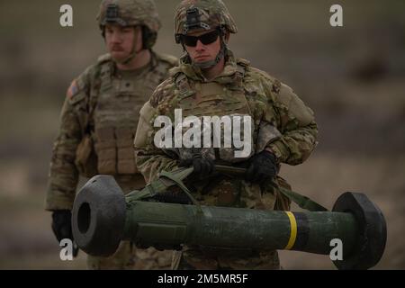 In einem historischen Moment des Trainings für die Nationalgarde der Idaho-Armee, Soldaten der Charlie Company, 2-116. Combined Arms Bataillon, 116. Cavalry Brigade Combat Team, Feuerte am Sonntag die tragbare Panzerabwehrrakete FGM - Javelin, während sie eine Reihe von Feldtrainingsübungen auf den Orchard Combat Training Center Ranges durchführte, die für die Woche geplant sind. Stockfoto