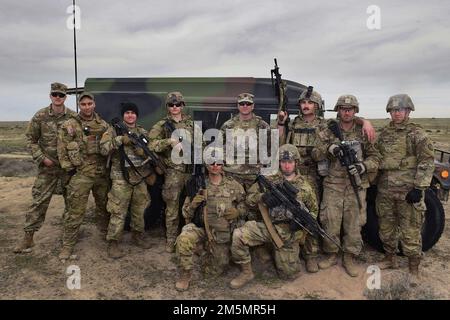 Soldaten der Nationalgarde Idaho, die an der Javelin-Übung teilgenommen haben, treffen sich, bevor sie den Schießstand verlassen. In einem historischen Moment des Trainings für die Idaho Army National Guard, Soldaten der Charlie Company, 2-116. kombiniertes Waffenbataillon, 116. Kavallerie-Brigaden-Kampfteam, Hat am Sonntag die tragbare Panzerabwehrrakete FGM - Javelin abgefeuert, während er eine Reihe von Feldübungen durchgeführt hat, die für diese Woche auf den Orchard Combat Training Center Ranges geplant sind. Stockfoto