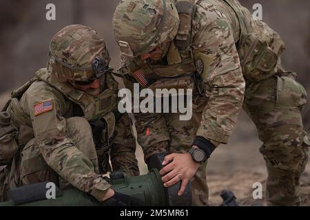 Soldaten der Charlie Kompanie bereiten die erste Javelin-Rakete zum Abschuss vor. In einem historischen Moment des Trainings für die Idaho Army National Guard, Soldaten der Charlie Company, 2-116. kombiniertes Waffenbataillon, 116. Kavallerie-Brigaden-Kampfteam, Hat am Sonntag die tragbare Panzerabwehrrakete FGM - Javelin abgefeuert, während er eine Reihe von Feldübungen durchführte, die für diese Woche in den Orchard Combat Training Center Ranges geplant sind. Soldaten der Charlie Company bereiten die erste Javelin-Rakete für den Abschuss vor. Stockfoto