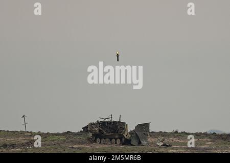 Die Javelin Missile trägt sich auf dem Ziel ein. In einem historischen Moment des Trainings für die Nationalgarde der Idaho-Armee, Soldaten der Charlie Company, 2-116. Combined Arms Bataillon, 116. Cavalry Brigade Combat Team, Feuerte am Sonntag die tragbare Panzerabwehrrakete FGM - Javelin, während sie eine Reihe von Feldtrainingsübungen auf den Orchard Combat Training Center Ranges durchführte, die für die Woche geplant sind. Stockfoto