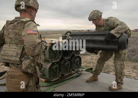 Die erste Javelin-Rakete wird aus ihrem Container gezogen. In einem historischen Moment des Trainings für die Idaho Army National Guard, Soldaten der Charlie Company, 2-116. kombiniertes Waffenbataillon, 116. Kavallerie-Brigaden-Kampfteam, Hat am Sonntag die tragbare Panzerabwehrrakete FGM - Javelin abgefeuert, während er eine Reihe von Feldübungen durchgeführt hat, die für diese Woche auf den Orchard Combat Training Center Ranges geplant sind. Stockfoto