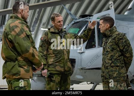 Oberst Eirik Stueland und General Eirik Kristoffersen (Zentrum) der Royal Norwegian Air Force sprechen mit den USA Marinekorps Oberst Richard Joyce während Übung Cold Response 2022, Bardufoss Air Station, Norwegen, 27. März 2022. Stueland ist Befehlshaber des Hubschrauberflügels und Kristoffersen der Chef der Verteidigung der norwegischen Streitkräfte. Joyce ist der befehlshabende Offizier der Marine Aircraft Group 29. Übung Cold Response ’22 ist eine alle zwei Jahre stattfindende Übung in ganz Norwegen, an der sich jeder seiner Militärdienste sowie ab 26 weitere Nordatlantikvertrags-Orga beteiligen Stockfoto