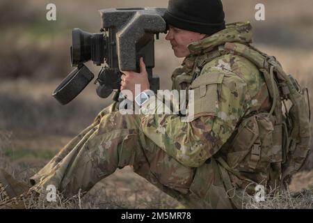 Vor der Ankunft der Javelin-Raketen begannen Soldaten der Charlie Company, sich auf die Übung mit dem Raketenzielsystem vorzubereiten. In einem historischen Moment des Trainings für die Idaho Army National Guard, Soldaten der Charlie Company, 2-116. kombiniertes Waffenbataillon, 116. Kavallerie-Brigaden-Kampfteam, Hat am Sonntag die tragbare Panzerabwehrrakete FGM - Javelin abgefeuert, während er eine Reihe von Feldübungen durchgeführt hat, die für diese Woche auf den Orchard Combat Training Center Ranges geplant sind. Stockfoto
