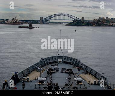 SYDNEY (27. März 2022) – die Emory S. Land-Class-U-Boot-Tender USS Frank Cable (AS 40) kommt am 27. März in Sydney zu einem geplanten Hafenbesuch an. Frank Cable ist derzeit auf Patrouille und führt expeditionäre Wartungs- und Logistikaufgaben zur Unterstützung der nationalen Sicherheit im US-7.-Flottenbereich durch. Stockfoto