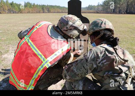 Mitglieder der Nationalgarde der Jungferninseln führen vom 27. Bis 28. März 2022 in Camp Shelby, Mississippi, eine jährliche Strategie für das integrierte Waffentraining durch. VING-Einheiten, das Joint Force Headquarters, 104. Truppenkommando, 51. Einheit für Öffentlichkeitsarbeit, 610. Einheit für Wasserunterstützung, 631. Ingenieurfirma und 640. Einheit für das neue Waffensystem, das M4A1-Gewehr und die M17-Pistole. Stockfoto