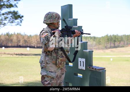 Mitglieder der Nationalgarde der Jungferninseln führen vom 27. Bis 28. März 2022 in Camp Shelby, Mississippi, eine jährliche Strategie für das integrierte Waffentraining durch. VING-Einheiten, das Joint Force Headquarters, 104. Truppenkommando, 51. Einheit für Öffentlichkeitsarbeit, 610. Einheit für Wasserunterstützung, 631. Ingenieurfirma und 640. Einheit für das neue Waffensystem, das M4A1-Gewehr und die M17-Pistole. Stockfoto