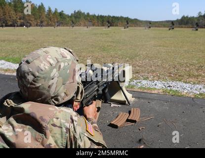 Mitglieder der Nationalgarde der Jungferninseln führen vom 27. Bis 28. März 2022 in Camp Shelby, Mississippi, eine jährliche Strategie für das integrierte Waffentraining durch. VING-Einheiten, das Joint Force Headquarters, 104. Truppenkommando, 51. Einheit für Öffentlichkeitsarbeit, 610. Einheit für Wasserunterstützung, 631. Ingenieurfirma und 640. Einheit für das neue Waffensystem, das M4A1-Gewehr und die M17-Pistole. Stockfoto