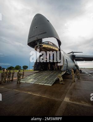 USA Flugzeuge mit dem 22. Airlift-Geschwader, Air Mobility Command, senken die Laderampe auf einer Lockheed C-5M Super Galaxy am Royal Australian Air Force Base Darwin, NT, Australien, 27. März 2022. Die C-5M transportierte die USA Ausrüstung des Marine Corps von Darwin bis Okinawa, Japan, eine Initiative der Marine Rotational Force-Darwin 22, die sicherstellt, dass die Ausrüstung einsatzbereit ist, um eine glaubwürdige Krisen- und Notfalltruppe aufrechtzuerhalten, die zu einer freien und offenen Region Indo-Pazifik beitragen kann. Stockfoto