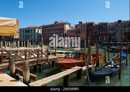 Holzsteg am Canale Grande in Venedig mit typisch venezianischen Taxis und Gondeln, Venedig Stockfoto