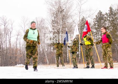 Norwegische Jugendsoldaten, die an der norwegischen Börse in Camp Ripley teilnahmen, absolvierten am 30. März 2022 einen 5K laufenden Biathlon. Das Rennen ist Teil eines größeren Wettbewerbs, bekannt als das North Star Stakes Programm, und umfasst andere Wettbewerbe wie Best Bay, Field Leadership Reaction Course, M17 Pistolenqualifikation, M4 Carbine-Gewehrqualifikation, Und Landnavigation, wo die drei Mannschaften Punkte sammeln, um die beste Jugendmannschaft während der jährlich stattfindenden Norwegischen Wettbörse 49. zu gewinnen. (Foto der Nationalgarde Minnesota von Sergeant Mahsima Alkamooneh) Stockfoto