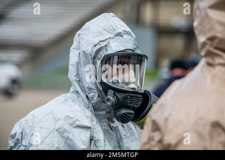 Mitglieder der West Virginia National Guard führen am 27. März 2022 in Charleston, West Virginia, ein chemisches, biologisches, radiologisches, nukleares Training (CBRN) mit Mitgliedern der Qatar Arms of Mass Destruction Unit und des Qatar Military Medical Service durch. Die Übung war das Gesamtereignis, das drei Wochen intensives CBRN-Training abschließt, während sich die Streitkräfte Katars auf die Unterstützung des Fußballweltmeisterschaftsturniers 2022 vorbereiten, das im Laufe des Jahres in Katar stattfinden wird. Die Übung simulierte einen chemischen Angriff in einem großen Stadion im Freien und wurde vom West Virginia Emergency Manageme unterstützt Stockfoto