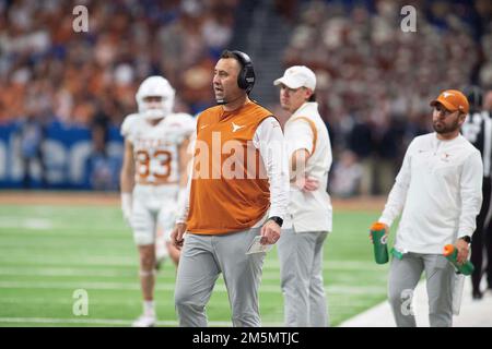 San Antonio, TX, USA. 29. Dezember 2022. Texas Longhorns Head Coach Steve Sarkisian in Aktion während der NCAA Valero Alamo Bowl gegen Washington Huskies im Alamodome in San Antonio, Texas. Mario Cantu/CSM/Alamy Live News Stockfoto