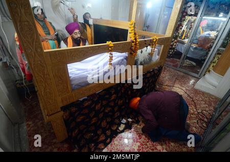 Peshawar, Khyber Pakhtunkhwa, Pakistan. 28. Dezember 2022. Anhänger von Sikh nehmen an einer religiösen Feier im Zusammenhang mit dem 350. Geburtstag des spirituellen Führers Guru Gobind Singh Teil, die im örtlichen Tempel in Peshawar stattfand. Guru Gobind Singh war der 10. Sikh Guru und der letzte lebende Gurus des Sikhismus. Als spiritueller Meister, Krieger, Dichter und Philosoph wurde er im Alter von neun Jahren als Guru eingesetzt, als sein Vater, Guru Tegh Bahadur, enthauptet wurde, weil er sich weigerte, zum Islam zu konvertieren. (Kreditbild: © Hussain Ali/Pacific Press via ZUMA Press Wire) Stockfoto